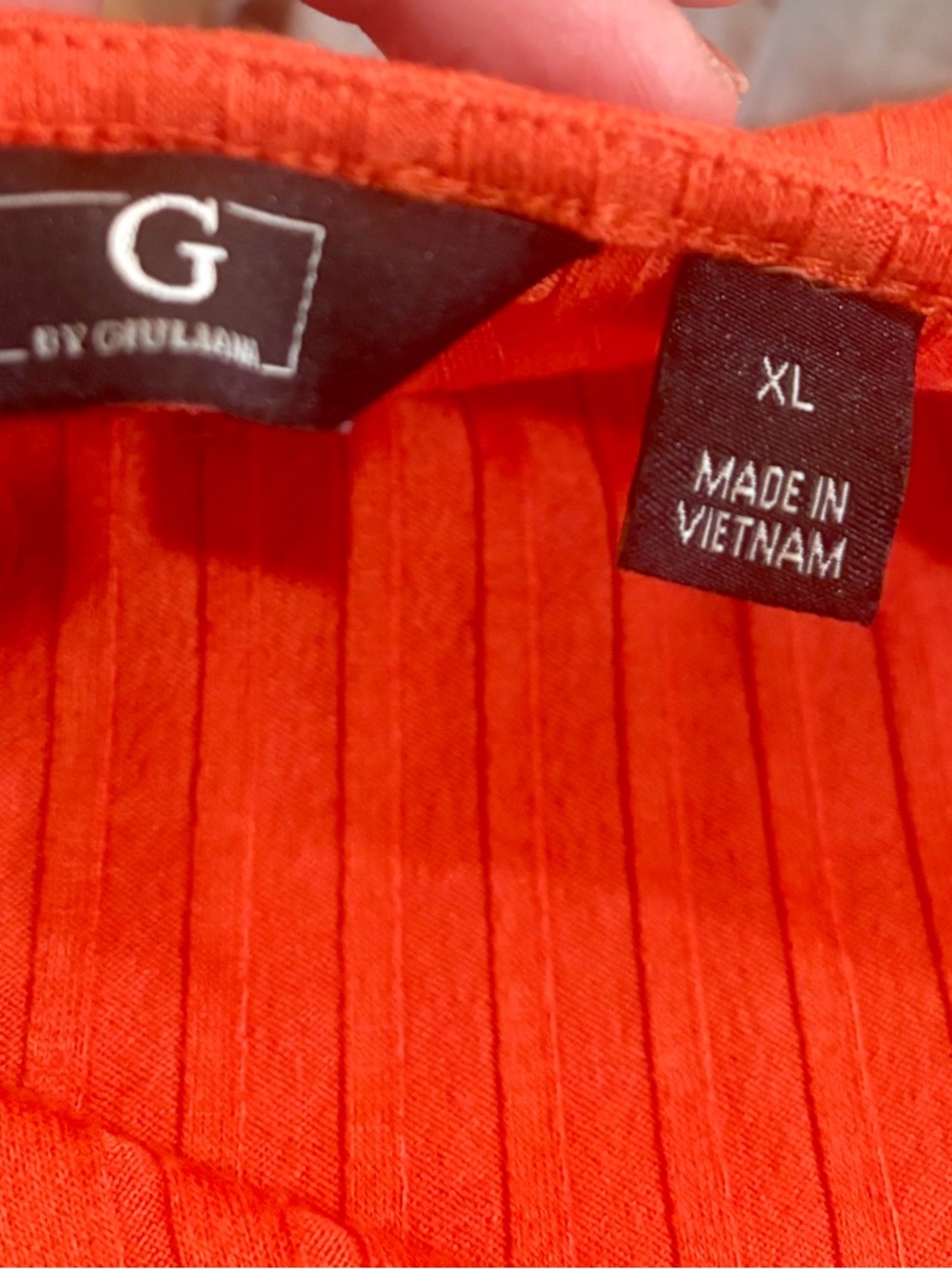 G by Giuliana Nutmeg Ribbed V-Neck Ruched Front Tee - Picture 5 of 5
